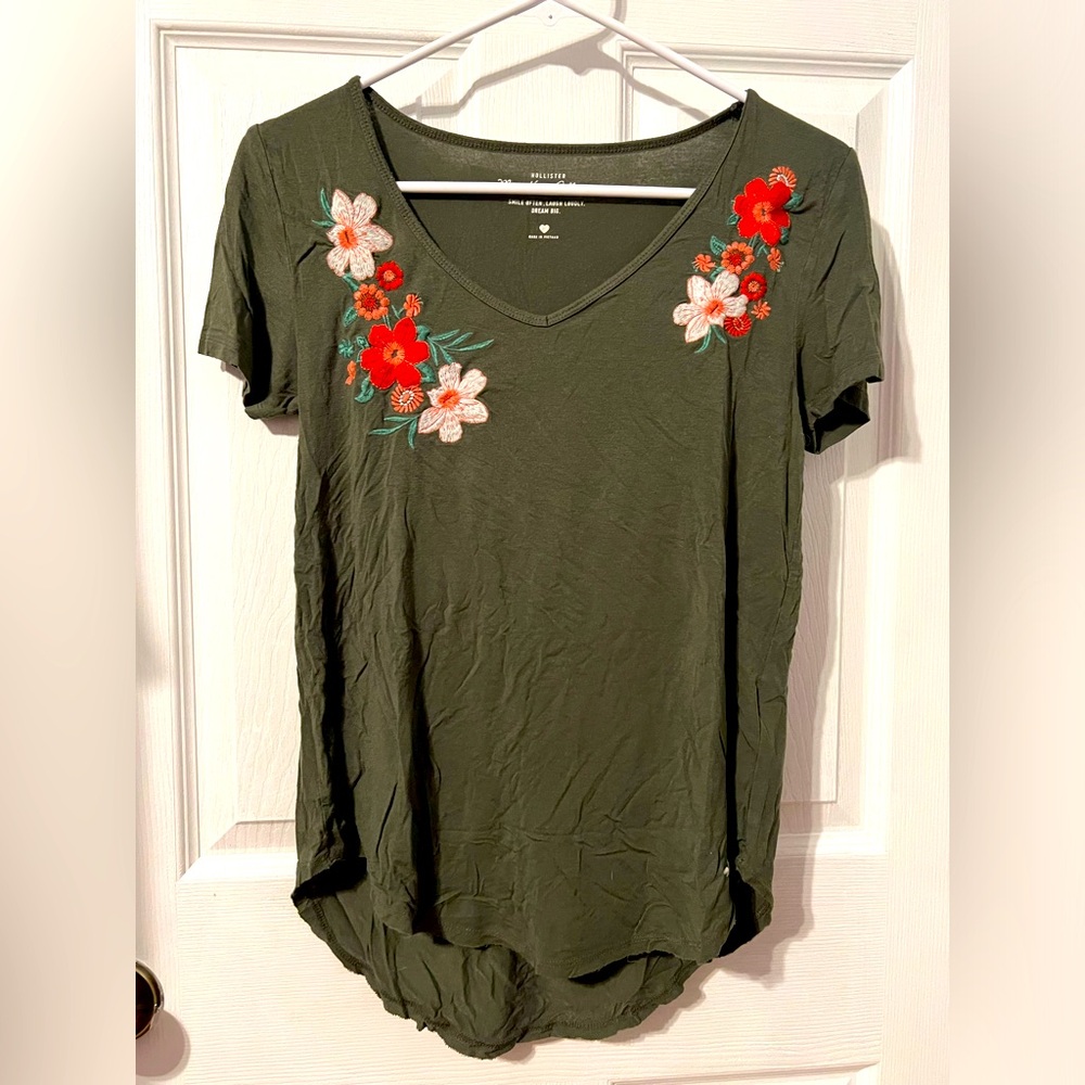 Hollister ladies embroidered t shirt sz S